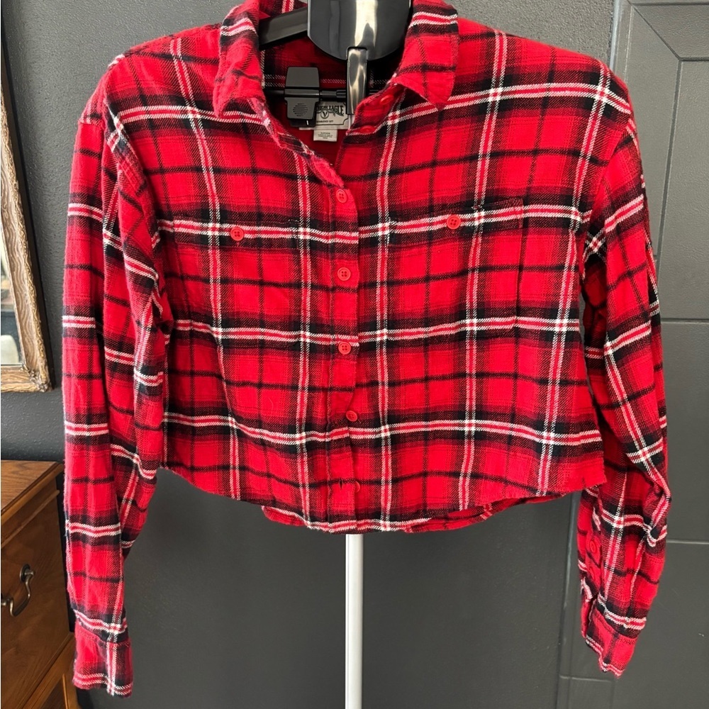American Eagle Outfitters Red and Black Plaid Cropped Flannel Shirt - Picture 3 of 5